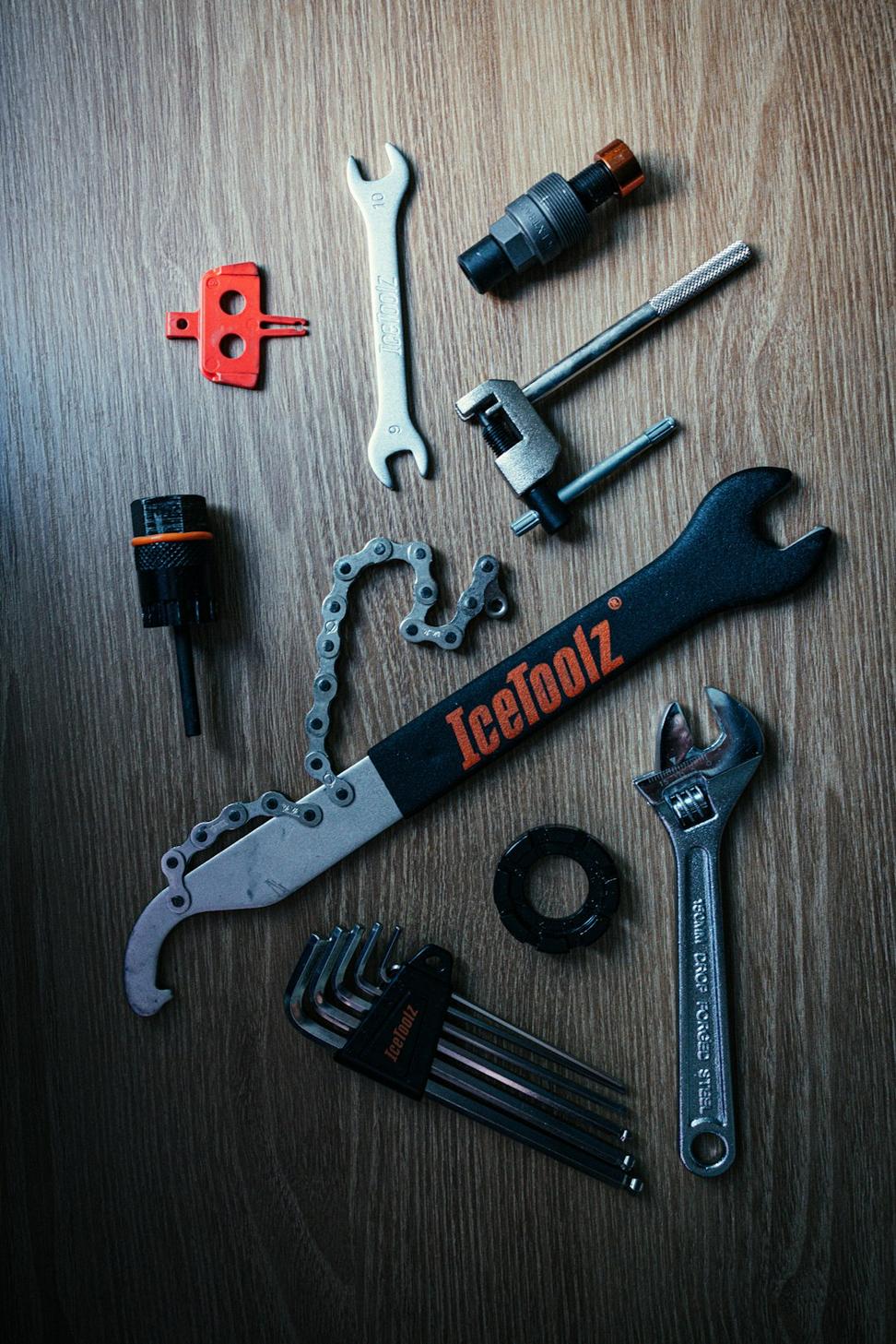 Auto service workspace